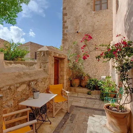 Dorovinis Castlehouses בית נופש *